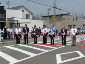 県道幸田石井線の開通式での知事、市長らによるテープカット