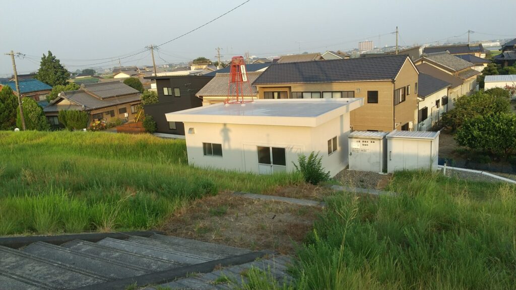 堤防上で太陽の影が映る